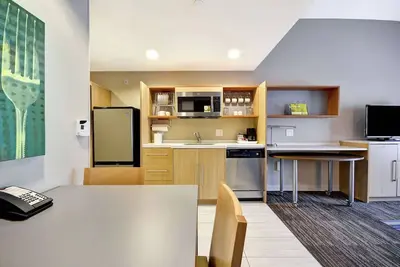 Image de 2 Modern Suites w/ In-Room Kitchenette & Free Breakfast Minutes from Beach