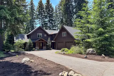 Image de Family-friendly escape with private hot tub, outdoor dining spaces and gas grill