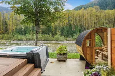 Image de Riverfront A-Frame w/ Hot Tub • Near Stevens Pass • Pet-Friendly Retreat