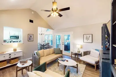 Image de 3 bed \/ 2 bath home w\/ High-End Finishes & Private Backyard