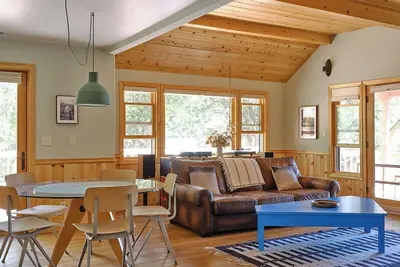 Image de Light filled 3-bedroom cabin with a stone fireplace in magical Idyllwild, Ca