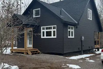 Image de Harmony haus\nPerfect place for adventure or work 5 minutes to down town Orillia.