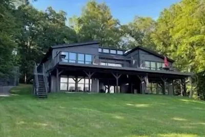 *New listing! Lake Front! 8 bedroom*