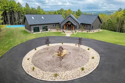 Image de Pickleball Lodge \/ Hot Tub + Fire Pit Sleeps 10