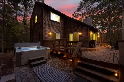 Image de Cabin with Hot Tub Under the Stars & Beach Access. Foosball & Shuffleboard Too!