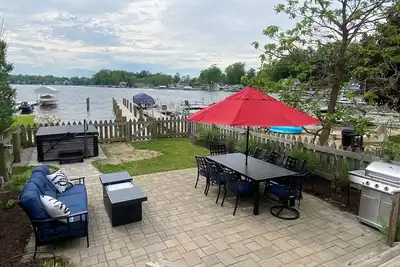 Image de Lake Life Awaits with Boat Pier, Beach, Hot Tub, Parking on Paw Paw Lake