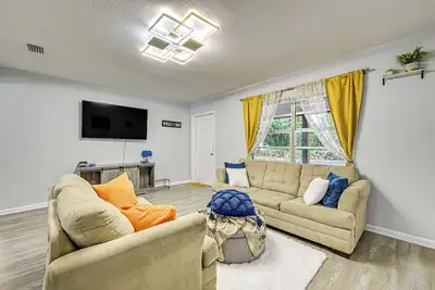 Image de 3 Mi to Usf: Chic Home w/ Yard in Tampa!
