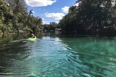 Luxe home less than 1 mile from the Rainbow River! Float, kayak, swim & hike!