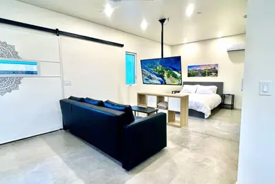 Image de Modern Accessible Studio Home w/ Yard  SolMod#3