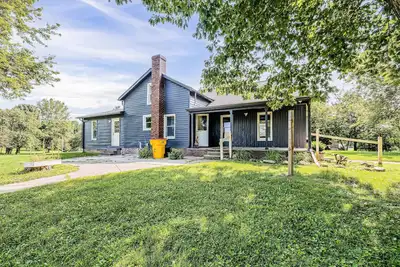 Image de Charming old farmhouse, spacious 2-bedroom on 2+ acres