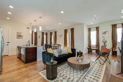 Image de Cozy retreat 5 Min from Downtown Houston 4bd - Rooftop Views! !