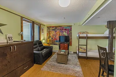 Charming Studio Suite w/ Deck, Bbq & Ski Locker – Ideal for small groups!