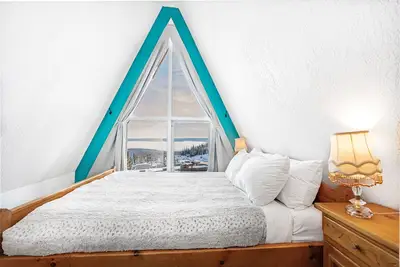 Image de Charming A-Frame Suite w/ Hot Tub, Fireplace & Sleeps 8 – Ideal for Families & Small Groups