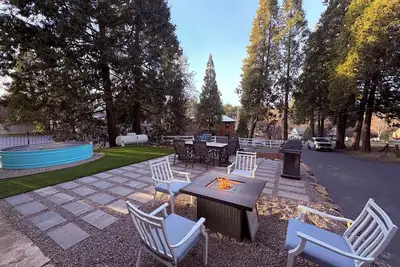 Image de VanaHaven-Downtown, Pool, Firepit, Trees (Wfh No $50 gate fee)