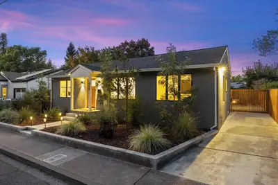 Image de New! Designer Eastside Sonoma Home, walk to plaza. \nBy Inspired in Sonoma