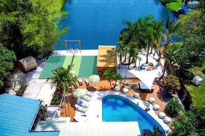 New Lakefront Villa w/ Sauna Cinema Pool Games Spa