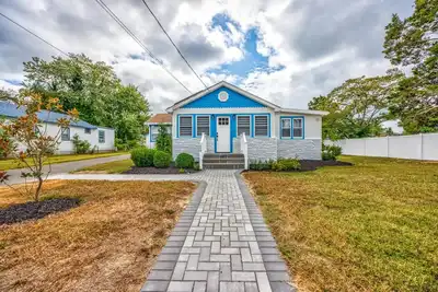 Image de Blue Bird Cottage. . . Steps from the Bay, Complete with an Inground Pool and Pet Friendly!