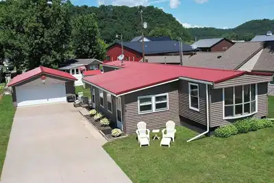 Image de Cozy, 3-bedroom mobile home with WiFi, Ac, garage, & bar area in Harpers Ferry!