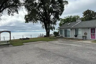Image de Cozy 2-bedroom resort in Tawas City, Mi on lake Huron with private deck/beach