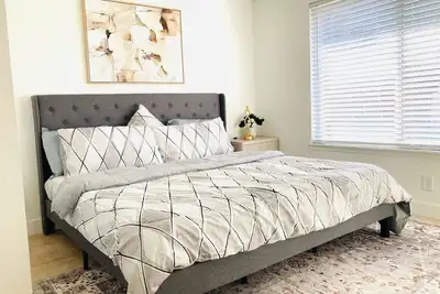 Image de Newly-renovated home located less than10 minutes from downtown & casinos!