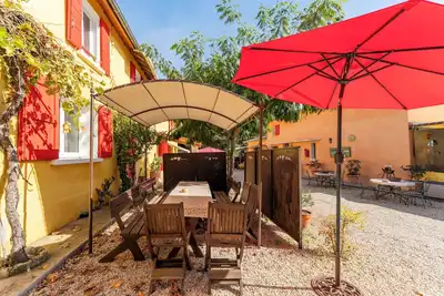 Image de 'La Treille Dorée' avec vue sur la montagne, piscine partagée et Wi-Fi