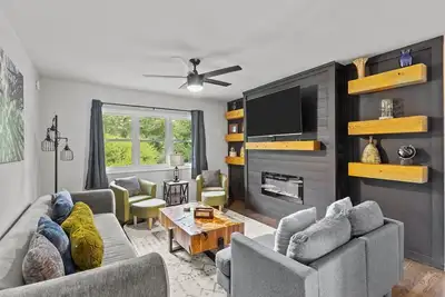 Image de Spectacular 4 Bedroom with Outdoor Oasis! No Cleaning Fee