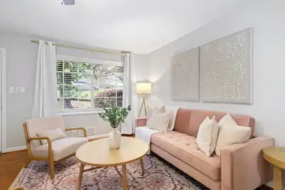 Image de Duplex Unit in Atlanta's Forest!
