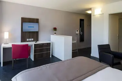 Image de Retreat to Cozy Studio Convenience Beside Urban Campus | 2 Studios