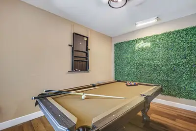 Image de 11 Mi to South Beach: Home w/ Screened Porch!