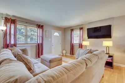 Image de 4 Mi to Dtwn: Home w/ Fenced Yard in Portsmouth!