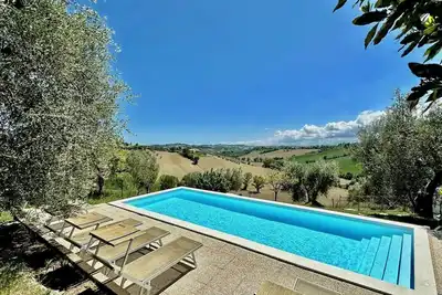 Image de la Ginestra avec piscine et air conditionné à Senigallia