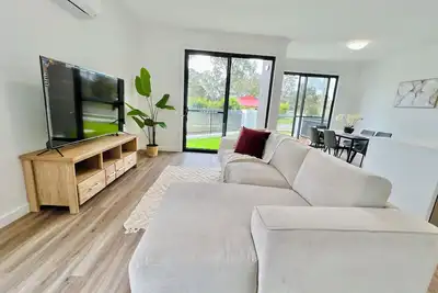 Image de The Cozy Retreat| Austral Brand Modern 4 Br Home