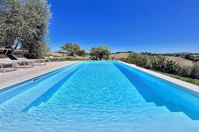 Image de la Quercia avec piscine dans la campagne de Senigallia