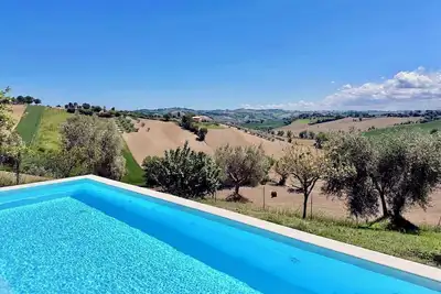 Image de il Gelso con piscina nelle campagne di Senigallia