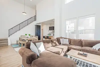 Image de Bright 3br Home: Fenced Yard, New Build, Sleeps 7!