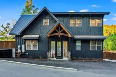 Image de Bearfoot Bungalow - Lakefront Paradise!