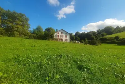 Image de Maison traditionnelle basque avec vue sur les collines