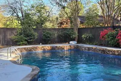 Image de Luxurious 8- Br Mansion with Pool- Near Germantown, Fully Fenced Backyard.