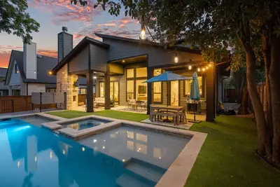 Image de Zilker Oasis with Pool, Hot Tub, Walk to Acl