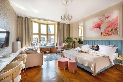Image de Feniks Indigo studio with a Main Square view