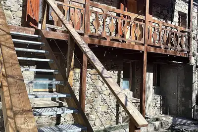 Image de Appartement dans maison en pierre rénovée avec vue et petit jardin