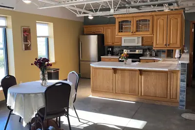 Image de Lakeside Lodging @ The Plaza\nCozy 2 Bed- 2 Bath Nestled near the Lake Region