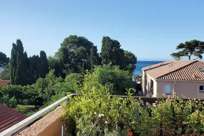 Image de Appartement 3eme étage avec passage privé menant à la plage des sablettes