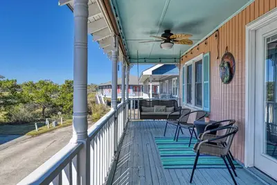 Image de 3 Bedroom Dog-Friendly Home Steps from the Beach