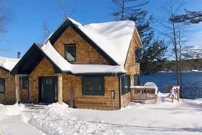 Image de Nature pure. Lakeside cabin near skiing and the charming town of Bridgton.