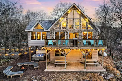 Image de Sleeps 20, Poconos Home - Hot Tub, Fire Pit, Games - Views -Super Spacious