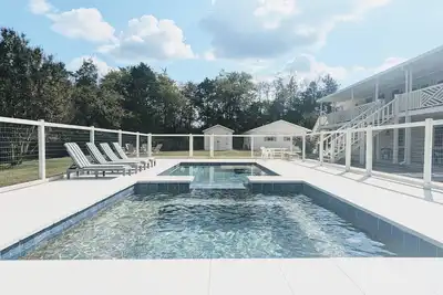 Image de Scenic Getaway with Huge Spa, Pool, Fire Pit, 2 Kitchens - 15m to Chattanooga!