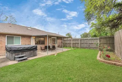 Image de Peaceful Waters: Your Intimate Hot Tub Escape