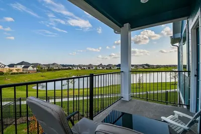 Image de Balcony with Serene Waterfront Views