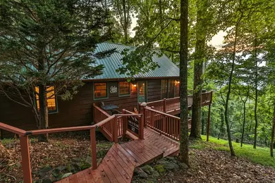 Image de Mountain top cabin with big views, a relaxing hot tub and 2 gas fireplaces.